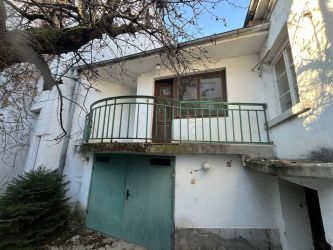 КЪЩА С ДВОР И ГАРАЖ ДО КУЛТУРНИЯ ДОМ,  КАЗАНЛЪК