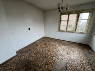 НОВА ЦЕНА!!! Продава се едноетажна къща с приземен етаж и двор – гр. Казанлък