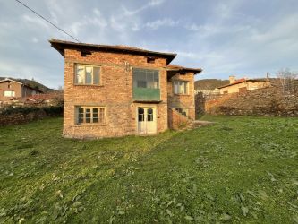 Продавам монолитна къща в град Шипка с отлична локация