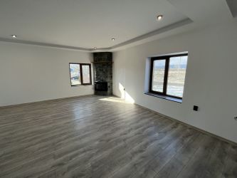 Прекрасна къща за продажба в село Овощник – готова за обзавеждане