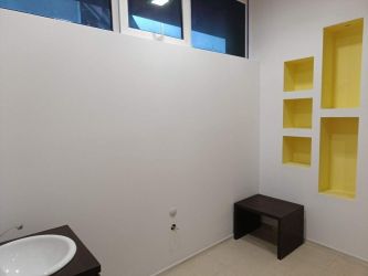 Отдава под наем търговски обект – фризьорски салон.