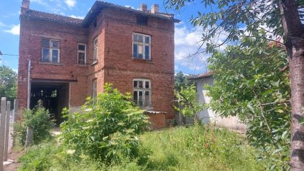 Продава двуетажна къща в гр.Казанлък