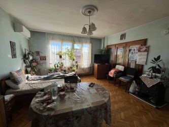 Продава се просторен апартамент в център на гр. Казанлък