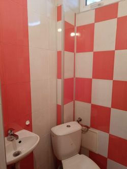 Отдава под наем търговски обект – фризьорски салон.