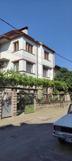 ТРИЕТАЖНА КЪЩА