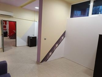 Отдава под наем търговски обект – фризьорски салон.