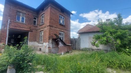 Продава двуетажна къща в гр.Казанлък