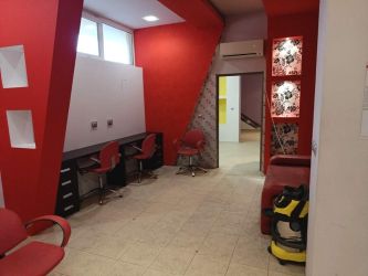 Отдава под наем търговски обект – фризьорски салон.