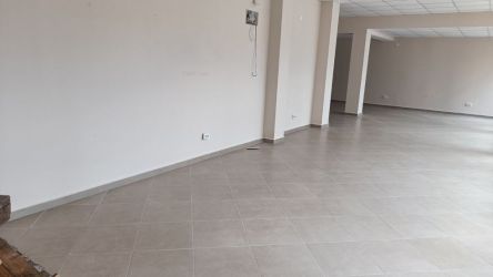 Предлага търговско помещение 70 кв.м. под наем в широкия център на Казанлък