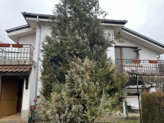 Отдава се под наем двуетажна къща в село Средногорово