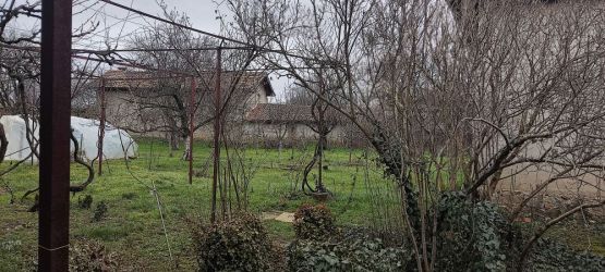 Къща с двор в село Хаджидимитрово, на 8 км от Казанлък