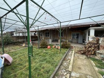 Продава обзаведена къща с голям двор в близко до Казанлък село