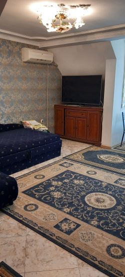 ТРИСТАЕН АПАРТАМЕНТ ИДЕАЛЕН ЦЕНТЪР.