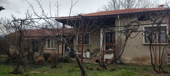 Къща с двор в село Хаджидимитрово, на 8 км от Казанлък