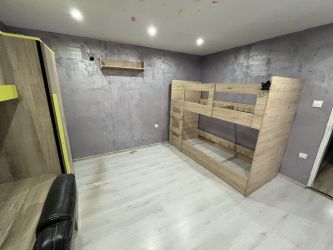 Продава обзаведена къща с голям двор в близко до Казанлък село