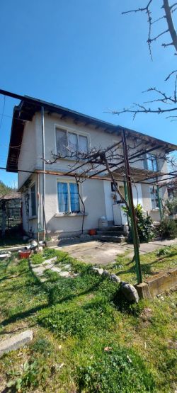 Продава къща в село Долно Изворово !