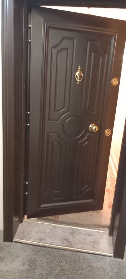 ТРИСТАЕН АПАРТАМЕНТ ИДЕАЛЕН ЦЕНТЪР.