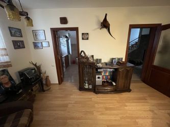 Отдава се под наем двуетажна къща в село Средногорово