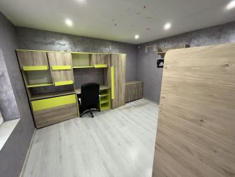 Продава обзаведена къща с голям двор в близко до Казанлък село