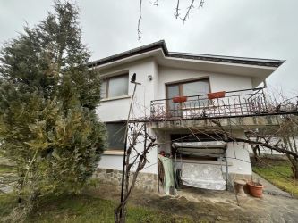 Отдава се под наем двуетажна къща в село Средногорово