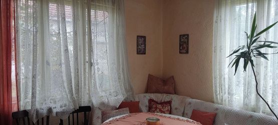 Къща с двор в село Хаджидимитрово, на 8 км от Казанлък