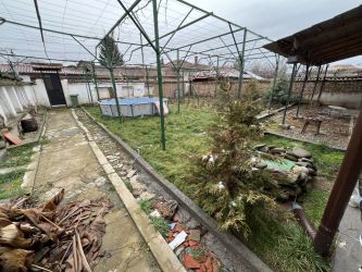 Продава обзаведена къща с голям двор в близко до Казанлък село