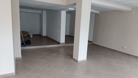 Предлага търговско помещение 70 кв.м. под наем в широкия център на Казанлък