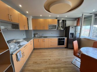 Отдава под наем тристаен апартамент в кв. Васил Левски