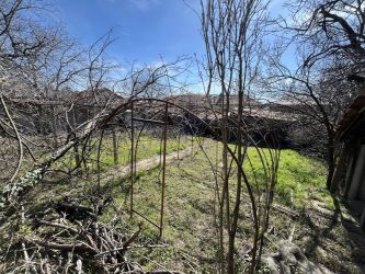 Къща за продажба в с. Енина с просторен двор и ъглов парцел