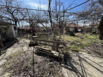 Къща за продажба в с. Енина с просторен двор и ъглов парцел