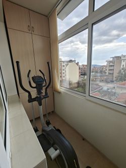 Отдавам под наем апартамент.