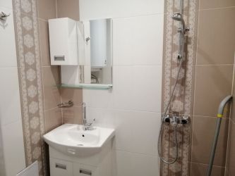 Отдава се под наем двустаен апартамент в нова сграда – напълно обзаведен с паркомясто