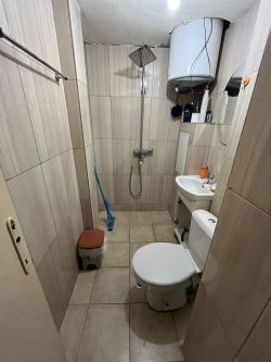 Продава се разширен двустаен апартамент, преустроен в тристаен – кв. Васил Левски