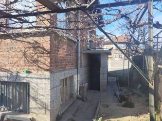 Къща за продажба в гр. Казанлък – едноетажна с приземен етаж