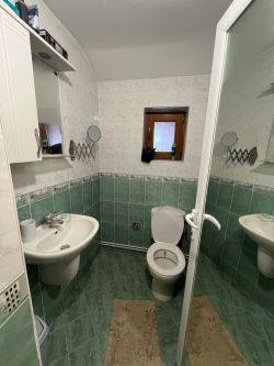 Двуетажна къща с двор и механа за продажба в с. Средногорово