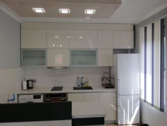 Отдава се под наем двустаен апартамент в нова сграда – напълно обзаведен с паркомясто