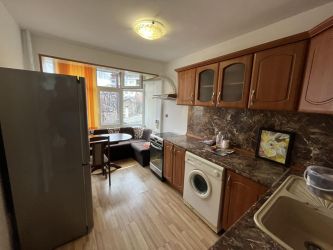 Отдава под наем обзаведен апартамент в центъра на града