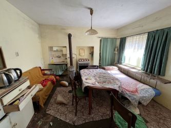 Къща за продажба в с. Енина с просторен двор и ъглов парцел