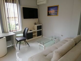 Отдава се под наем двустаен апартамент в нова сграда – напълно обзаведен с паркомясто