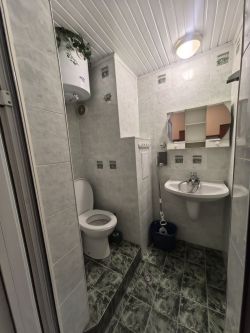 ДВУСТАЕН ОБЗАВЕДЕН С ТЕХНИКА И МЕБЕЛИ АПАРТАМЕНТ В РАЙОНА НА ПОЛИКЛИНИКАТА