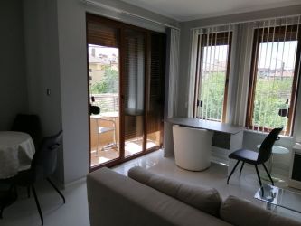 Отдава се под наем двустаен апартамент в нова сграда – напълно обзаведен с паркомясто