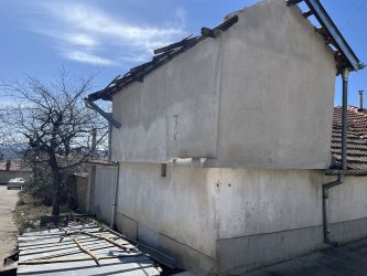 Къща за продажба в с. Енина с просторен двор и ъглов парцел