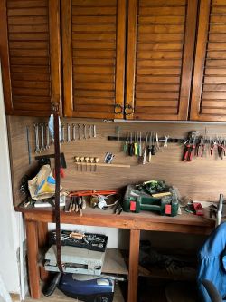 Двуетажна къща с двор и механа за продажба в с. Средногорово