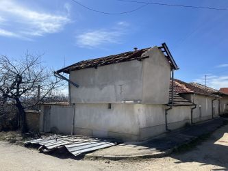 Къща за продажба в с. Енина с просторен двор и ъглов парцел
