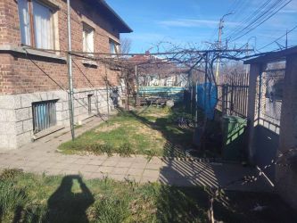 Къща за продажба в гр. Казанлък – едноетажна с приземен етаж