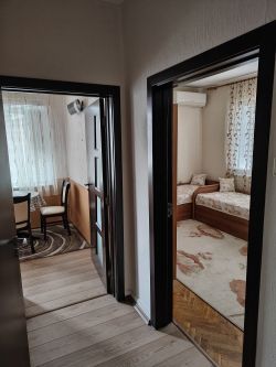 Отдавам под наем апартамент.