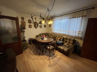 Двуетажна къща с двор и механа за продажба в с. Средногорово