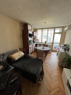 Продава се разширен двустаен апартамент, преустроен в тристаен – кв. Васил Левски