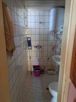 Отдава под наем обзаведен апартамент в центъра на Казанлък