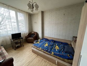 Продава се разширен двустаен апартамент, преустроен в тристаен – кв. Васил Левски